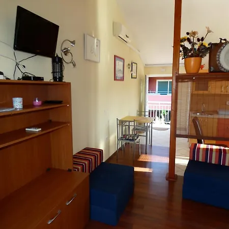 Apartman With Parking Space Vinisce, Trogir - 11075 *
